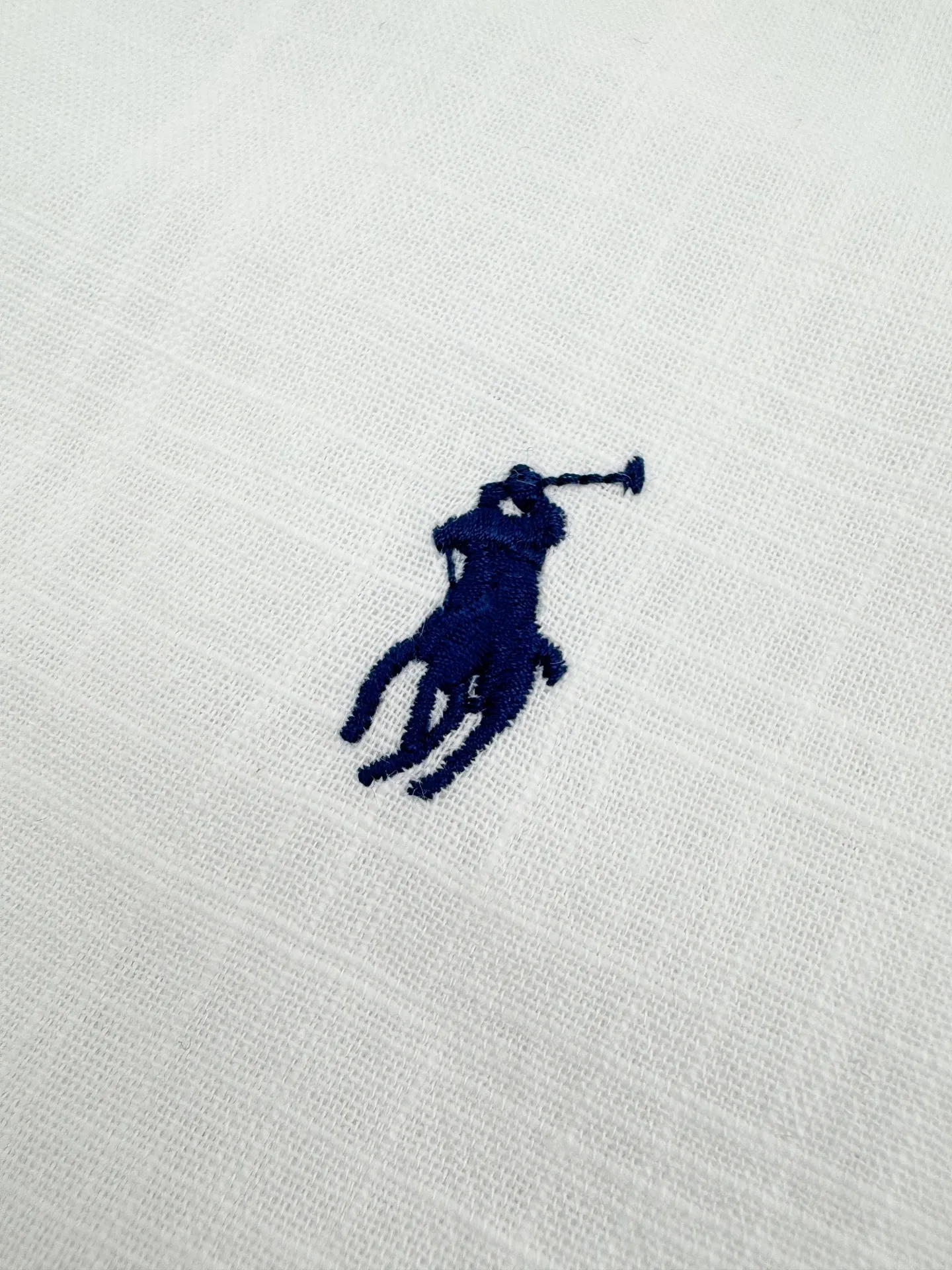 P270 Ralph Lauren logo embroidered short-sleeved shirt. Selected high-quality linen and cotton plain fabric with natural texture and breathability. Tight and smooth, comfortable and close to the skin. Stunning appearance in pure white. Iconic blue pony embroidery is like a smart note jumping on the white canvas. Simple but highly recognizable. The clever design of the outer pleated split back shoulder adds a sense of agility and detachment. The minimalist shape contains the soul of fashion. Process 1: Adopt imported machine embroidery process, use advanced computer control system and precision mechanical components to achieve the iconic pony embroidery operation, with high precision and smooth and delicate lines. Process 2: Use side-turning buried clamp thread process, which is smooth and tidy. Process 3: The fabrics have been washed and have a better hand feel. Not easy to deform, not easy to shrink, not easy to fade, and maintain long-term beauty. Accessories: Customized 1:1 thick plate resin buckle Customized 1:1 Ralph Lauren Trademark Fit: Loose fit Size: S M L XL Style number: CC926